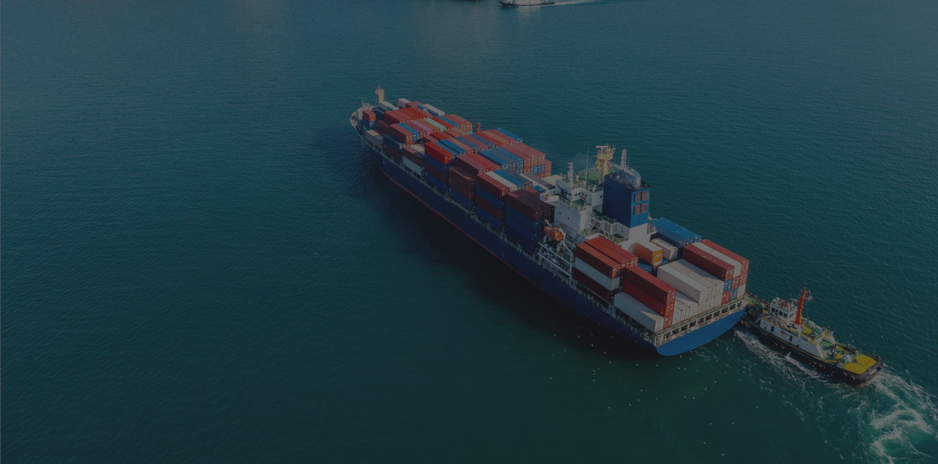 Porte-conteneurs en mer, transport maritime de marchandises